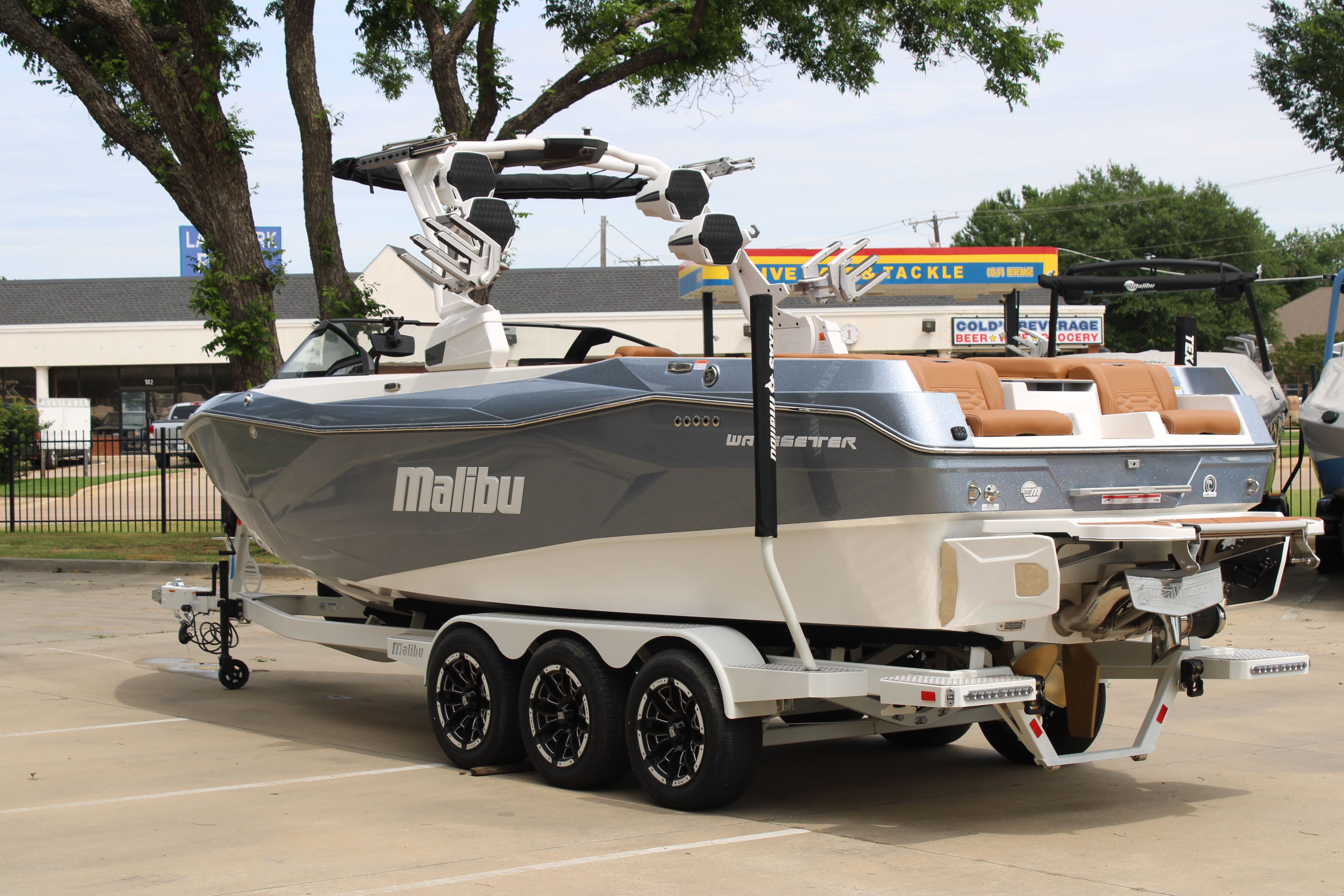 2025 Malibu 26 LSV Icon